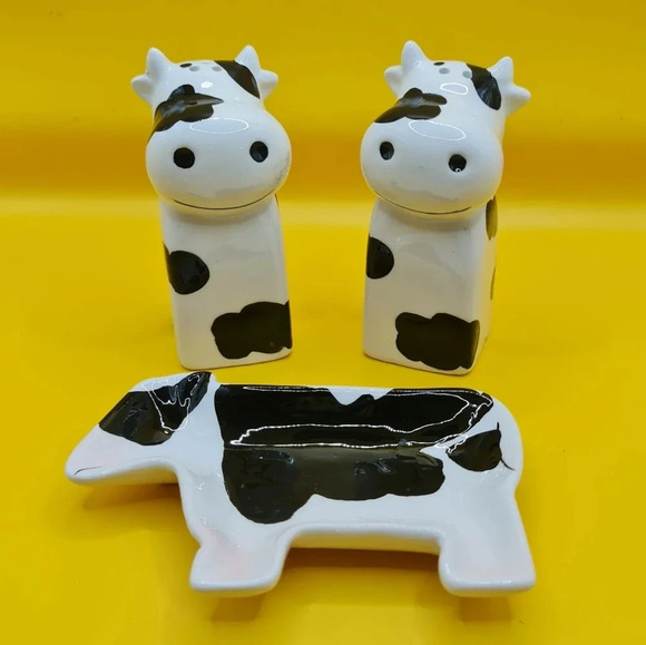Cow Salt & Pepper Shaker Spoon Rest Dish American Atelier Young's Inc NEW - Picture 1 of 4